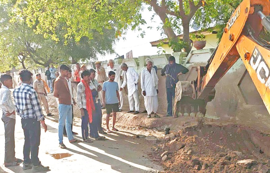 अतिक्रमण पर चला बुलडोजर: अर्रूवा-शेखपुरा मार्ग से हटाए गए अस्थायी कब्जे, तीन घंटे चली कार्रवाई