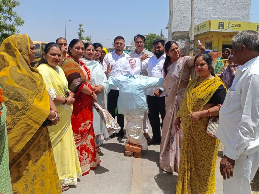 नारी शक्ति वंदन अधिनियम लागू न होने के विरोध में महिलाओं का आक्रोश प्रदर्शन, राहुल गांधी का पुतला दहन