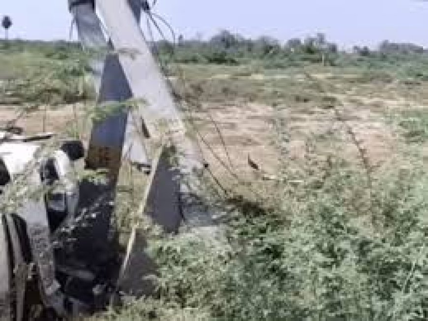 अनियंत्रित होकर बिजली के पोल से टकराई कार, तीन बार पलटकर खेत में गिरी; दो घायल