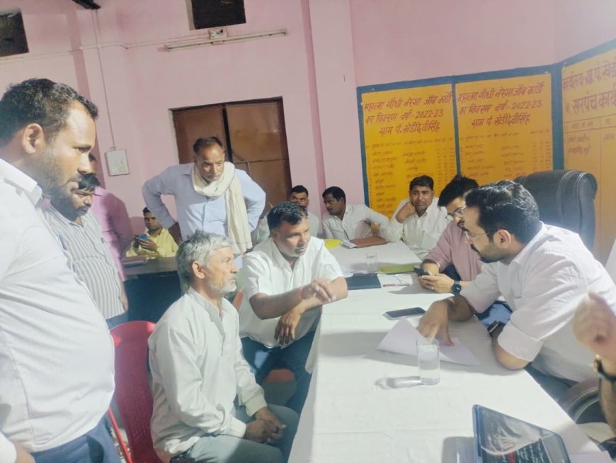 भरतपुर कलक्टर की मिसाल: बिजली कटी तो मोबाइल की रोशनी में की जनसुनवाई; नदबई के खेड़ी देवीसिंह में लगी रात्रि चौपाल