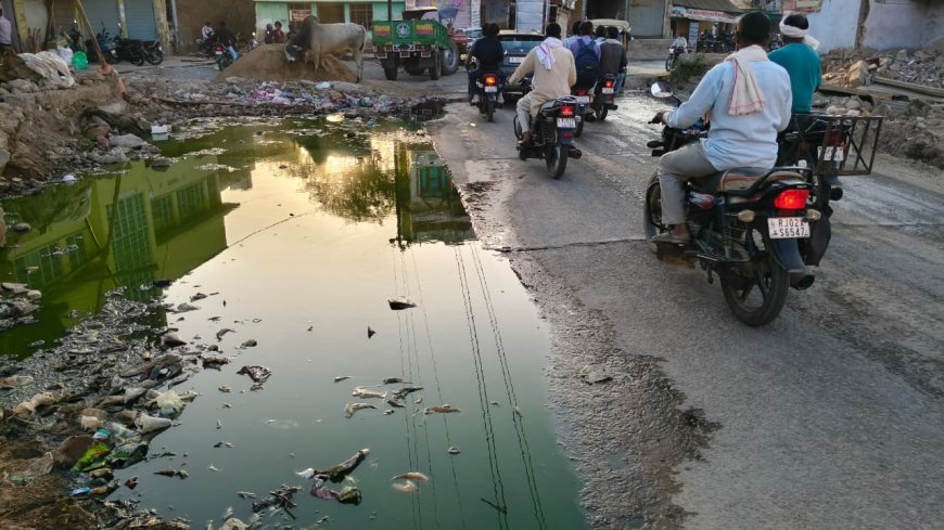 लक्ष्मणगढ़ में सफाई व्यवस्था ठप: वेतन और मानदेय वृद्धि को लेकर सफाईकर्मी हड़ताल पर, कस्बे में लगे गंदगी के ढेर; बीमारियों का बढ़ा खतरा
