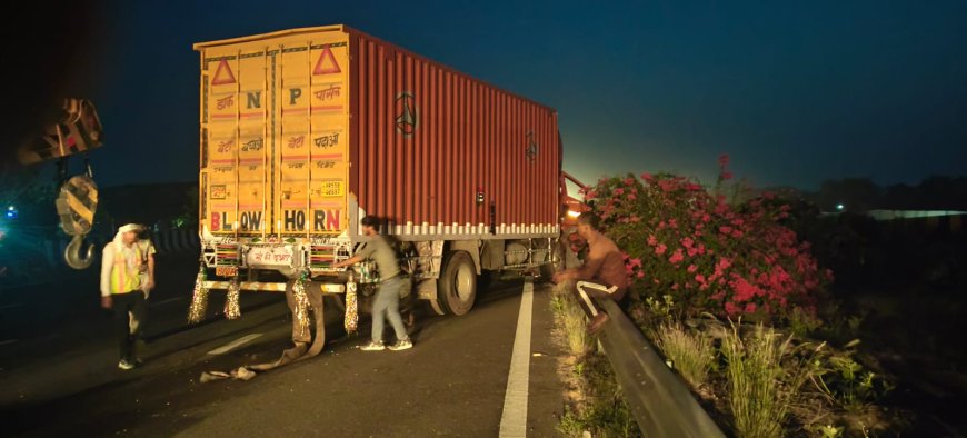 दिल्ली-मुंबई एक्सप्रेस-वे पर भीषण सड़क हादसा; अनियंत्रित होकर डिवाइडर से टकराई कैंटर, चालक गंभीर