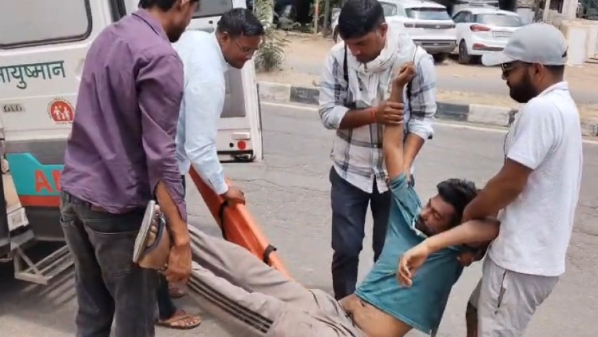 अलवर के तुलेडा मोड़ पर सड़क किनारे अचेत मिला युवक,जागरूक नागरिकों ने एंबुलेंस बुलाकर पहुंचाया अस्पताल; आधार कार्ड से हुई युवक की पहचान