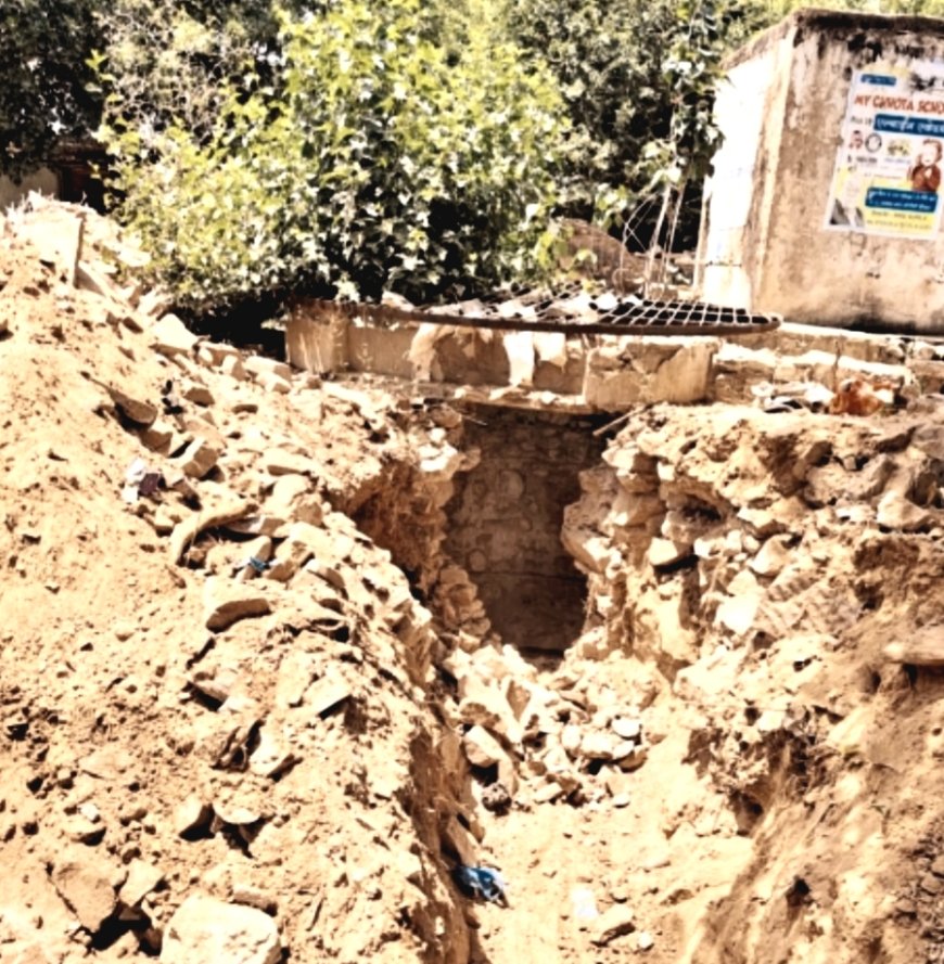 सरकारी कुएं की खुदाई बनी 'खतरे का गड्डा', नाली पाइप के नाम पर बड़ी लापरवाही उजागर; बिना सुरक्षा इंतजाम खुला छोड़ा गया गहरा गड्डा, हर पल हादसे का खतरा      