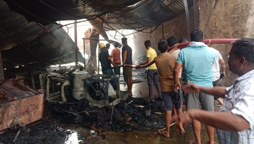 खैरथल की मित्तल ट्रेडिंग कम्पनी में भीषण आग: लाखों का सामान राख, जनप्रतिनिधियों और दमकल टीम ने पाया काबू