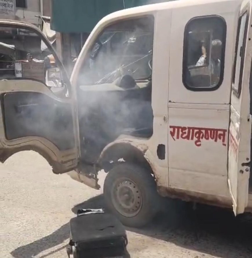 खेड़ली में बड़ा हादसा टला: स्कूली वैन में लगी भीषण आग, स्थानीय लोगों ने देवदूत बनकर बचाई 15 बच्चों की जान