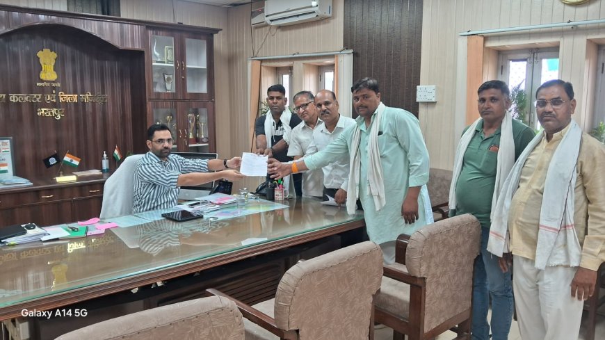 खाद-बीज विक्रेताओं की देशव्यापी हड़ताल: भरतपुर जिला संघ ने प्रधानमंत्री के नाम जिला कलेक्टर को सौंपा ज्ञापन