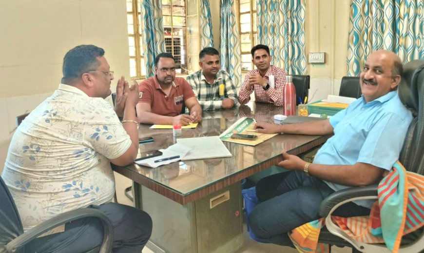 भीषण गर्मी के बीच बिजली संकट गहराया, पार्षदों ने विद्युत विभाग के अधिकारियों को घेरा