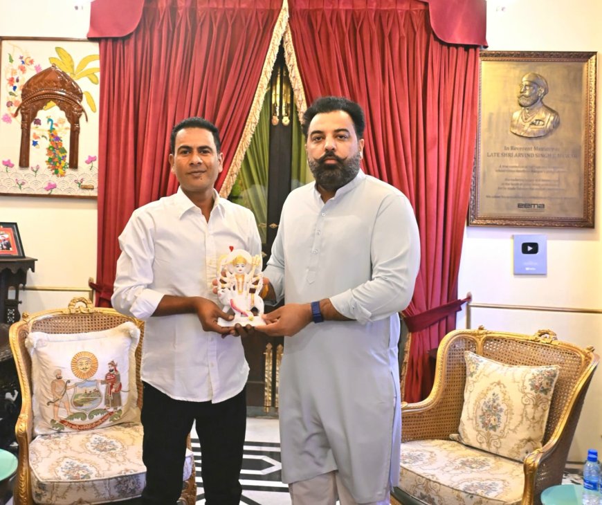 मेवाड़ के पूर्व राजपरिवार सदस्य लक्ष्यराज सिंह से मिले मकराना के जावेद शेख, संगमरमर की कलाकृति भेंट की