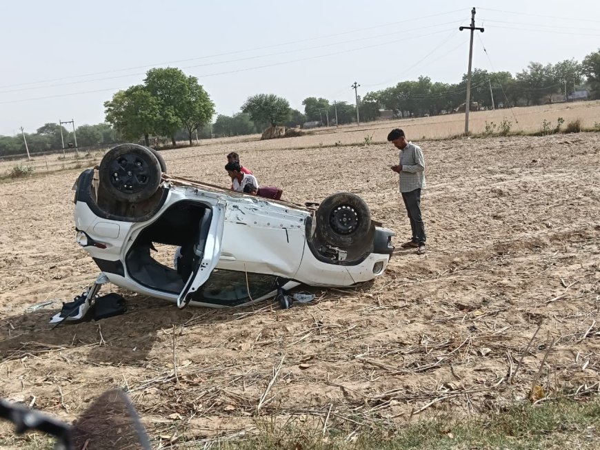 वाहन की तेज रोशनी से अनियंत्रित होकर कार पलटी, दो युवक बाल-बाल बचे