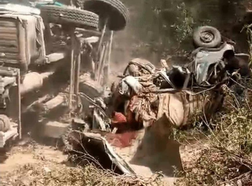 उन्नाव में भीषण सड़क हादसा: दो ट्रकों के बीच पिसी बोलेरो, एक ही परिवार की 5 महिलाओं समेत 6 की मौत