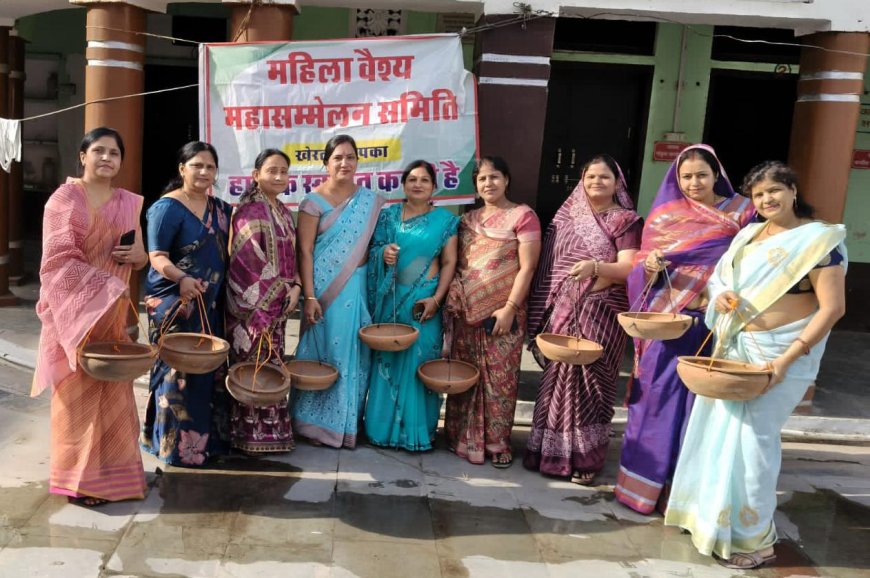 भीषण गर्मी में पक्षियों की प्यास बुझाने आगे आई महिला वैश्य महासम्मेलन समिति, खेड़ली में लगाए परिंडे