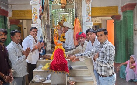 मातृकुंडिया में पंचमुखी महादेव मंदिर पर श्रद्धा के साथ चढ़ाई ध्वजा, जयकारों से गूंजा परिसर