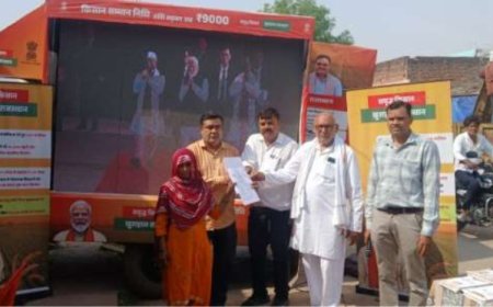 ग्राम रथ ने दिखाई राह: चिकसाना की मुन्नी देवी को मौके पर मिला अपने घर का मालिकाना हक