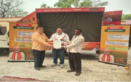 मालिकाना हक पाकर नरेश की आंखें हुई खुशी से नम; 'ग्राम रथ अभियान' ने मौके पर दिलाया भूमि का पट्टा, लाभार्थी की वर्षों पुरानी समस्या का हुआ समाधान