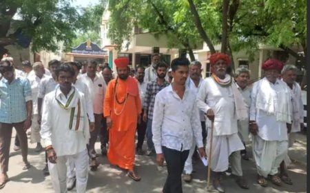 दूदिया गांव में बंजारा परिवार पर जानलेवा हमले के विरोध में एसपी कार्यालय पर प्रदर्शन, गिरफ्तारी न होने पर आंदोलन की चेतावनी