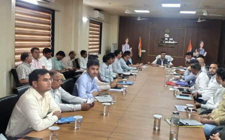 जिला कलेक्टर की अध्यक्षता में साप्ताहिक समीक्षा बैठक आयोजित