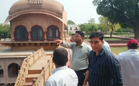 जिला कलेक्टर ने किया डीग के विश्व प्रसिद्ध जल महलों का निरीक्षण, सरोवरों की सफाई और सौंदर्यकरण के दिए निर्देश; राज्य सरकार की 20 करोड़ की बजट घोषणा से होगा 'डीग एस्केप' का कायाकल्प