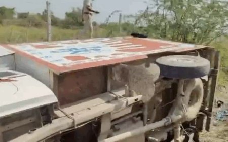 तेज रफ्तार पिकअप की टक्कर से बाइक सवार की मौत, टक्कर के बाद पिकअप भी पलटी; चालक फरार
