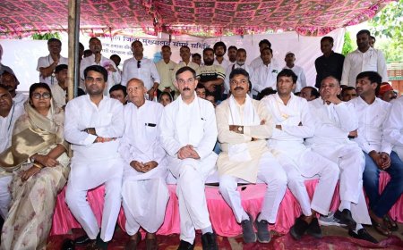 खैरथल जिला बचाओ संघर्ष समिति के धरने को कांग्रेस नेताओं का समर्थन