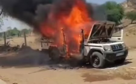 मुंडावर में फरिश्ते बने ग्रामीण: जलती स्कूल वैन से सुरक्षित निकाले बच्चे, टला बड़ा हादसा, प्रशासन की लापरवाही उजागर