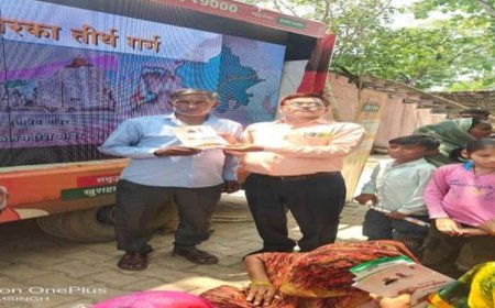 ग्राम रथ अभियान: ऊंदरा में दुर्गेश का बरसों का इंतज़ार खत्म, मौके पर ही मिला स्वामित्व पट्टा