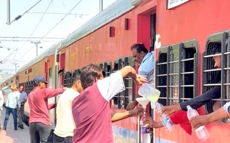 भीषण गर्मी में मकराना के युवाओं ने पेश की मानवता की मिसाल, रेलवे स्टेशन पर पिलाया ठंडा पानी