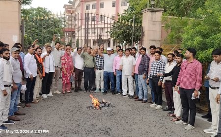 अलवर: RGHS में इलाज बंद होने पर भड़के कर्मचारी, मिनी सचिवालय पर प्रदर्शन कर फूंका चिकित्सा मंत्री का पुतला