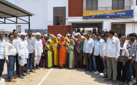 बनोड़ा हत्याकांड: पुलिस की थ्योरी पर ग्रामीणों का 'अविश्वास', कलेक्टर कार्यालय पर जोरदार प्रदर्शन