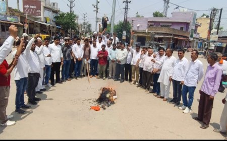 नीट परीक्षा पेपर लीक मामले को लेकर जिला कांग्रेस कार्यकर्ताओं ने किया केन्द्र सरकार के खिलाफ प्रदर्शन