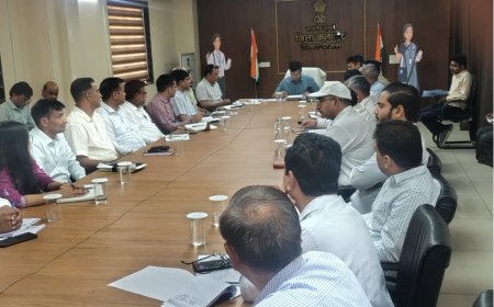 जिला कलेक्टर की अध्यक्षता में साप्ताहिक समीक्षा बैठक आयोजित;  ‘वंदे गंगा’ जल संरक्षण जन अभियान 25 मई से होगा प्रारंभ