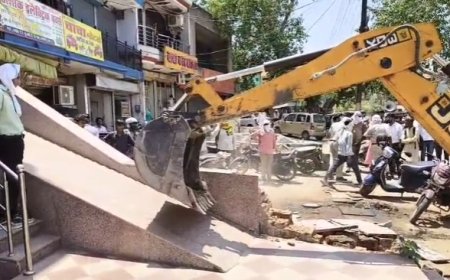 अलवर नगर निगम यूआईटी व ट्रैफिक पुलिस ने संयुक्त रूप से की कार्यवाही, 10 दुकानों के आगे बने रैंप व दीवारें तोड़ी