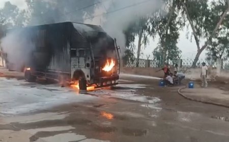 अलवर के MIA में हवा से झूलती 33 केवी लाईन टच होने कंटेनर में लगी आग मची अफरातफरी