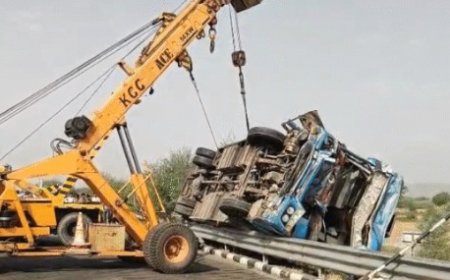 स्लीपर बस असंतुलित होकर पलटी, घायलों को गंभीर अवस्था में किया अलवर रैफर,भागवत कथा में जा रहे थे यात्री