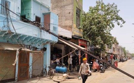 घर पर गिरा बिजली का खंभा, 5 घंटे बाधित रही खेड़ली की बिजली सप्लाई