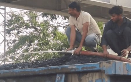 धौलपुर रेलवे स्टेशन पर रेलवे प्रशासन और फायर ब्रिगेड की सतर्कता से टला बड़ा हादसा, कोयले से भरी मालगाड़ी में लगी आग पर पाया काबू