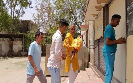 दिल्ली-मुंबई एक्सप्रेसवे पर दर्दनाक हादसा: मन्नत मांगकर लौट रहे परिवार की कार ट्रक से टकराई; 3 महीने के मासूम की मौत, मां की हालत नाजुक