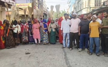 राजगढ़ में 130 ठेका सफाई कर्मियों का कार्य बहिष्कार दूसरे दिन भी जारी; 8 सूत्रीय मांगों को लेकर निकाली झाड़ू रैली