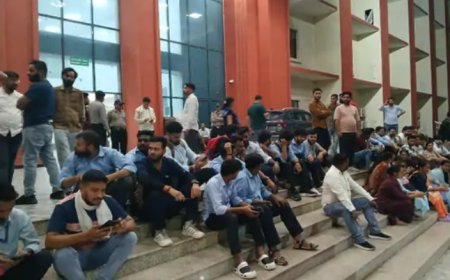 भरतपुर के आरबीएम और जनाना अस्पताल में हड़कंप: 171 प्लेसमेंट एजेंसी कर्मियों की सेवाएं समाप्त, रात को ही शुरू हुआ धरना-प्रदर्शन