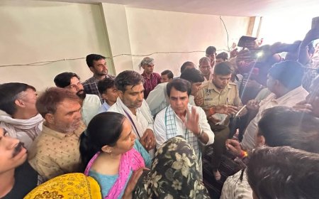 विधायक राजेंद्र मीणा ने पीड़ित परिवार के घर पहुंचकर स्वर्गीय दिनेश मीणा को दी श्रद्धांजलि; एक महीने का वेतन (₹1,00,000) सौंपकर दिलाया न्याय का भरोसा