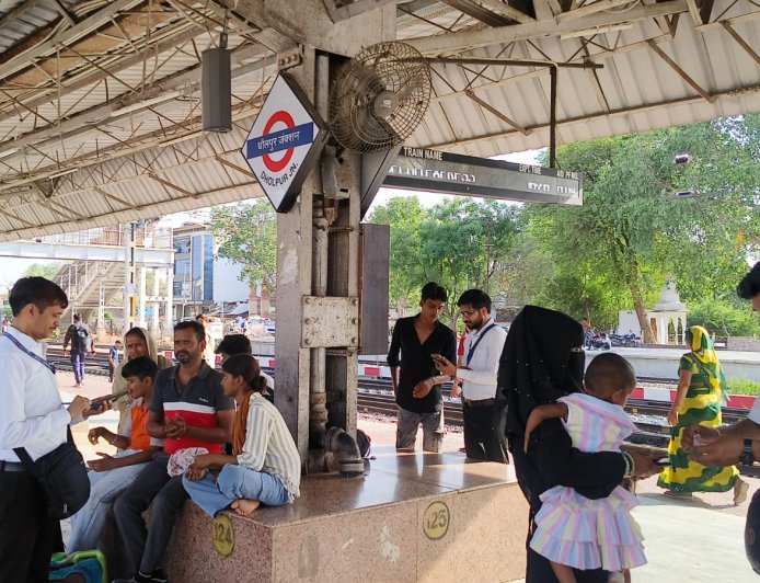 आगरा मंडल ने अप्रैल-2026 में बिना टिकट यात्रियों से वसूला ₹2.59 करोड़ से अधिक का जुर्माना; 39,199 यात्रियों के विरुद्ध की गई प्रभावी कार्रवाई
