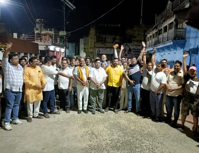 चौरीचौरा में ‘विकास बनाम रोजी-रोटी’ की जंग तेज: वाई मॉडल ओवरब्रिज पर दो फाड़ हुए व्यापारी, अंडरपास की भी उठी मांग