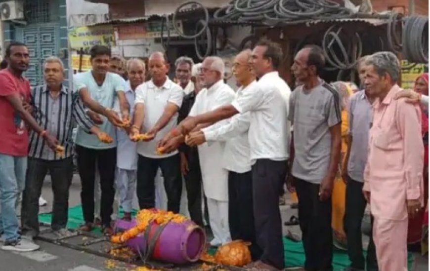पाली में बढ़ती महंगाई के खिलाफ अनोखा प्रदर्शन; कमर्शियल सिलेंडर की निकाली ‘शवयात्रा’, शादियों का बिगड़ा बजट