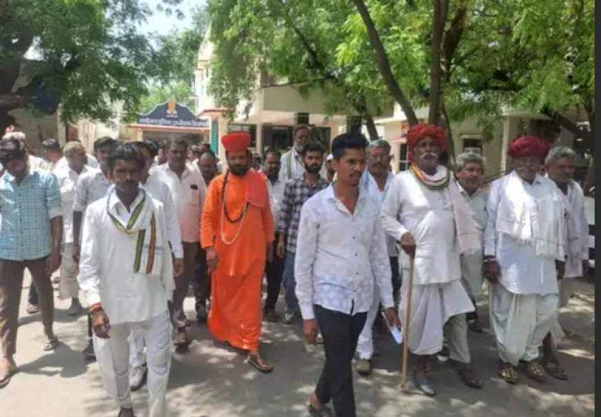 दूदिया गांव में बंजारा परिवार पर जानलेवा हमले के विरोध में एसपी कार्यालय पर प्रदर्शन, गिरफ्तारी न होने पर आंदोलन की चेतावनी