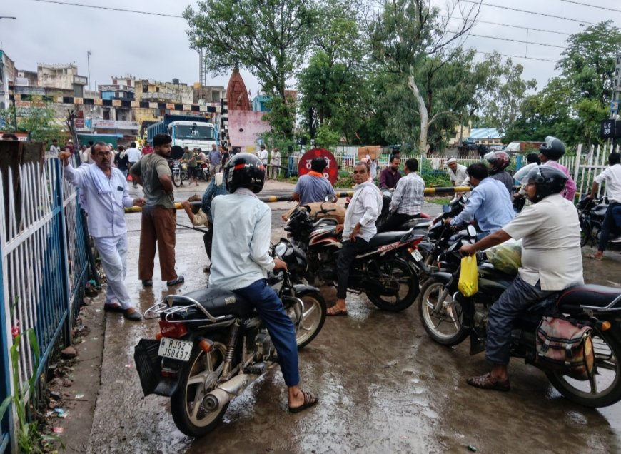 रेलवे फाटक बना मुसीबत, रोजाना 8 घंटे जाम में फंसता है शहर; स्वीकृत ओवरब्रिज अब भी फाइलों में कैद