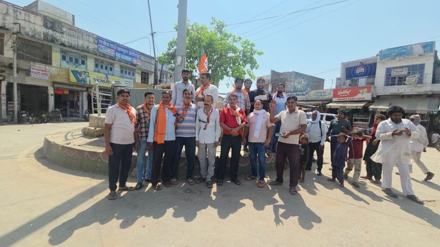 पश्चिम बंगाल एवं असम में भाजपा की जीत पर लक्ष्मणगढ़ में जश्न, कार्यकर्ताओं ने बांटी मिठाई;  शहीद भगत सिंह चौराहे पर हुई आतिशबाजी