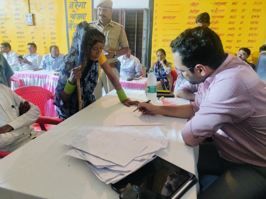 जिला कलेक्टर ने महमदपुर में की रात्रि चौपाल: 25 समस्याओं का हुआ मौके पर निस्तारण