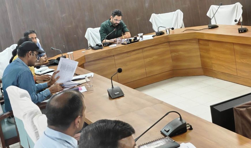 फ्लैगशिप योजनाओं में पात्र व्यक्ति नहीं हो वंचित; जिले को अग्रणी पायदान पर लाने के लिए करें नियमित मॉनिटरिंग-जिला कलक्टर