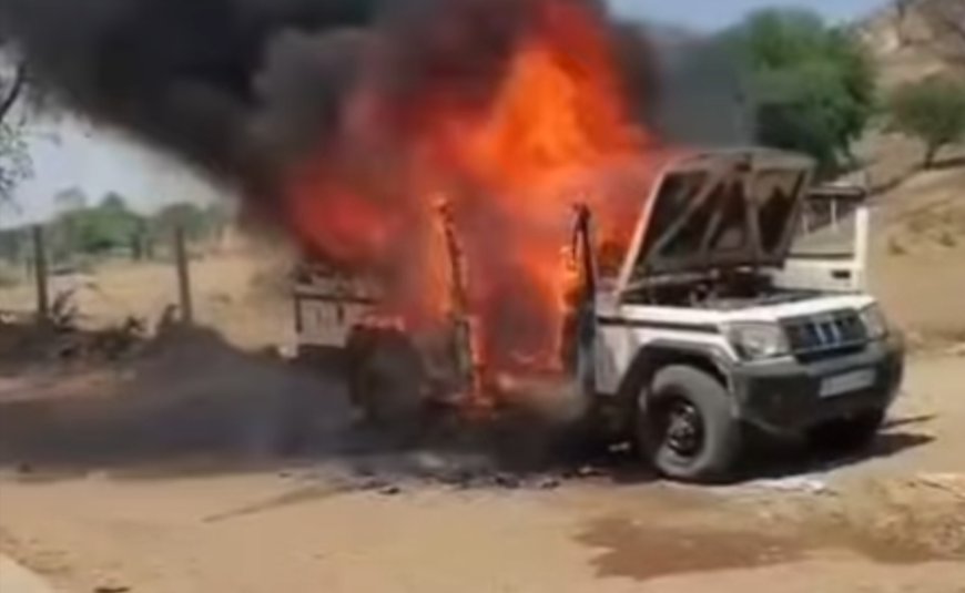 मुंडावर में फरिश्ते बने ग्रामीण: जलती स्कूल वैन से सुरक्षित निकाले बच्चे, टला बड़ा हादसा, प्रशासन की लापरवाही उजागर