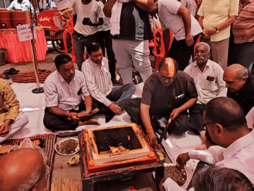 भरतपुर: सड़क चौड़ीकरण और फ्लाईओवर का विरोध, व्यापारियों ने लक्ष्मण मंदिर पर किया यज्ञ